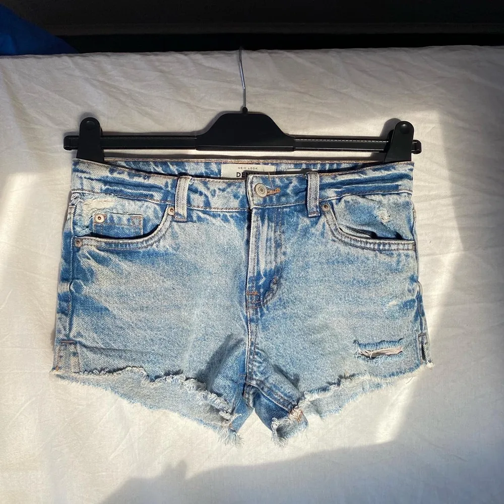 Jeansshorts från New Look perfekta till varma sommardagar! EU 34 pris 50 kr + frakt (originalpris 205 kr) normal i storlek och i passform . Shorts.