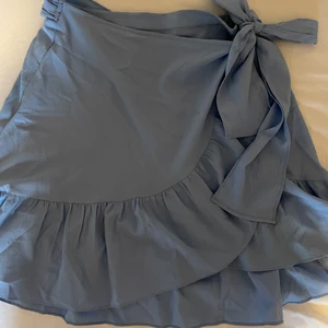 Blå volang kjol med knytning - Jättefin och söt volang kjol med knytning vid sidan. Är i mycket bra skick då kjolen är sparsamt använd💕