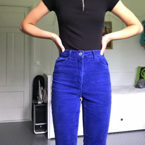 Blå Manchester byxor från weekday stl 34 - Skitsnygga byxor från weekday, använda men bra skick. Säljer pga lite korta, är 167 cm. 