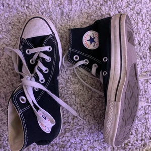Svarta converse -  Snygga Svarta converse❤️kommer tvättas innan jag postar💗Frakt ingår ej