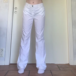 Vita Byxor - Säljer dessa snygga byxor från Gardeur❤️ Byxorna är tunna och bra inför sommaren! De är i en storlek medium, 86cm midja och 82cm innerbenslängd! Jag på bilderna är 172cm och brukar bära storlek 38/W28/S-M💕💖