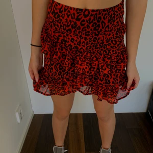 Kjol - Kort mönstrad kjol i strl XS, köpt på bikbok ✨🤎