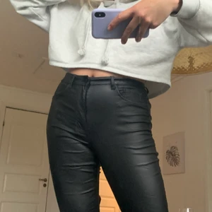 Skinnbyxor - Fräscha skinnbyxor från only i storlek M💖 bra skick och knappt använda
