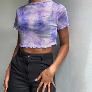 Mönstrad meshtopp - Jätte fin kort T-shirt i mesh! Super inne nu också 💜🌸