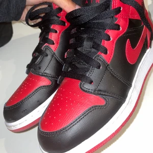 Jordan 1 Mid Banned  - Säljer mina Jordans då jag köpt nya. Använd fåtal gånger och är därför i nyskick. 