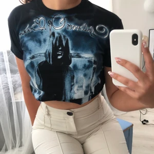 Cool T-shirt  - T-shirt med coolt tryck men som tyvärr aldrig kommer till användning och därför säljs. Sista bilden (nmr 3) är hur tröjan ser ut på baksidan. Vet ej storlek på tröjan men jag själv är en S i överdel. Startbud 59 +frakt🥰