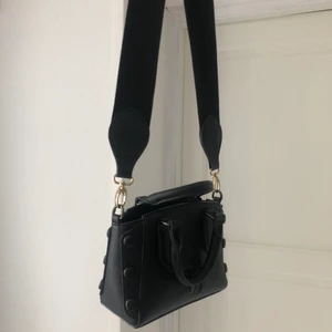 Väska - Liten väska från zalando i mycket bra skick. Axelbandet är avtagbart och väskan är 20 cm på längden och 14 cm på höjden, perfekt när man vill ha en liten väska🙃