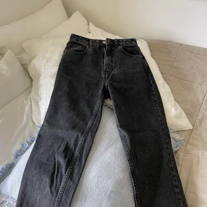 Zara jeans - Säljer dessa långa raka jeansen från zara! Skriv för fler bilder👩🏼‍🎤👩🏼‍🎤