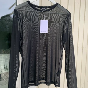 Mesh-topp - Snygg mesh-topp från monki! Som ni ser på tredje bilden så är den oanvänd och köptes för 180kr! På den andra bilden bär jag ett svart linne under! 🖤