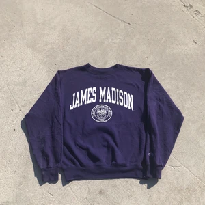 CHAMPION SWEATSHIRT!! 🛋💜 - Champion sweatshirt från James Madison college. Storlek s och fits tts. Tröjan är i grymt vintage skick. Tveka inte att höra av dig om du undrar något! 🛋🌱💜