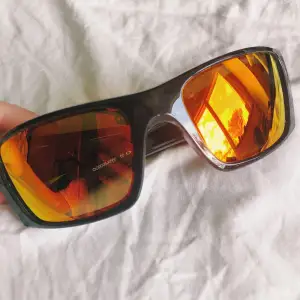 Glasögon med sjukt cool reflektering i orange från Oakley, i nyskick! Kostar ca 2000kr på nypris! ❤️ kan mötas i Göteborg