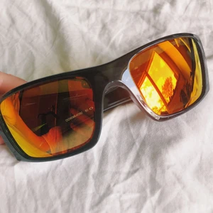 Solglasögon / sportglasögon från Oakley - Glasögon med sjukt cool reflektering i orange från Oakley, i nyskick! Kostar ca 2000kr på nypris! ❤️ kan mötas i Göteborg