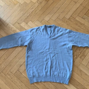 Lyle and scott stickad tröja - Säljer en stickad lyle and scott tröja sparsamt använd, små tecken på användning vid armhålorna, annars är väldigt fint skick. Kan sänka pris vid köp av flera produkter samtidigt.