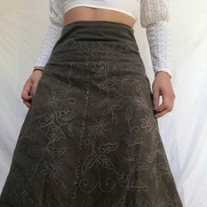 Kjol - Mörkgrön kjol med paljetter o andra snygga detaljer. Perfekt för dig som letar efter the fairycore vibe. Gott skick, defektfri