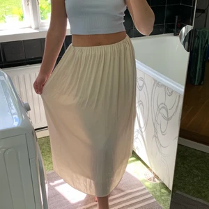 Långkjol - Asskön Kjol från Gina Tricot, köpt förra året och aldrig använd då jag tycker den är för lång för mig som är så kort🥰 Väldigt skön och luftig i materialet. 