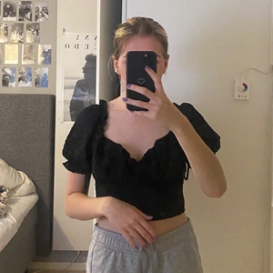 Topp - Supersöt topp med fluffiga ärmar och små prickar i tyget som syns bäst på sista bilden. Säljer pga för stor