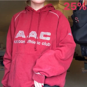 Adidas hoodie - Intressekoll på en supernajs vintage Adidas hoodie, från tidigt 2000-tal💞 storlek L med snygga detaljer! 