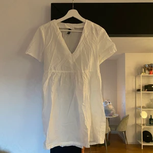 Vit klänning - Använd en gång. Säljer pga flytt. Strl S, funkar även för xs.
