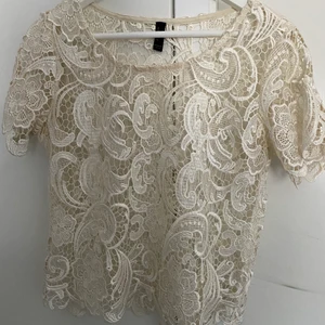 Vit spets t-shirt stl M - Säljer nu min vita spets t-shirt i stl M pga att den inte används. 