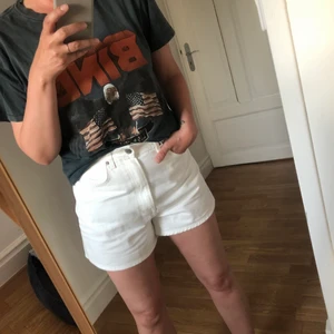 Anine Bing T-shirt  - Bra skick. 