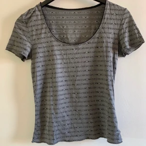 Armani T-shirt str S - Snygg Armani t-shirt. Fint skick!