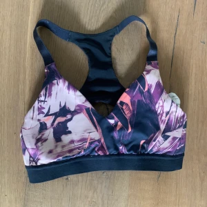 Sport bh - Sport bh från HM. Nyskick. Uttagbara inlägg. Storlek S 40kr + frakt
