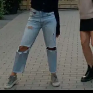 Ett par raka fräscha Zara jeans i storlek 38 (lite oversized i modellen). Möts gärna upp! Vid leverans står köparen för frakt. 