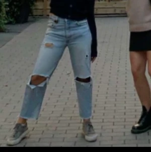 Zara Jeans - Ett par raka fräscha Zara jeans i storlek 38 (lite oversized i modellen). Möts gärna upp! Vid leverans står köparen för frakt. 