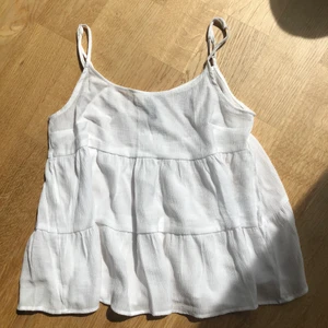 Linne - Vitt volang linne med ljusterbara axelband, aldrig använd