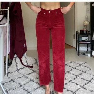Manchesterbyxor  - Skitsnygga röda Manchesterbyxor. Har lite vita märken på sig (de sista bilden.) Syns ändrat vis nära håll och ser naturligt ut då Manchester blir så. Frakt tillkommer på 66kr med spårbar leverans till ombud. (Passar även 34 och jag är 1,69)