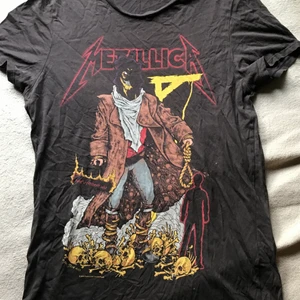 Metallica t-shirt - Metallica t-shorts i storlek M fast är lite mer stretchig o större.