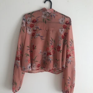 Blommig blus från ginatricot  - Blommig blus från ginatricot i storlek 38, som jag bara har använt en gång, väldig skön till sommaren 💕 pris 100+ frakt 📦 