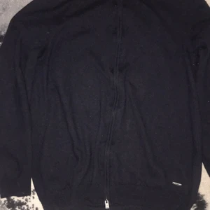 Hugo boss tröja  - Hugo boss tröja storlek l men passar från s m till l den är gjord av stretchigt material 