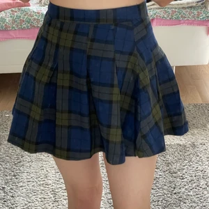 Rutig kjol - Söt kjol trendig till sommarn i strl 32/XS, bra skick 💞