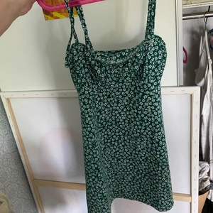 Jätte fin blommig klänning :) - Jag har aldirg använt så den är i bra skick! Den är ifrån h&m :) buda gärna🥰 för mer information skriv privat eller i kommentarerna :)