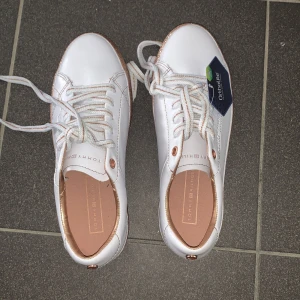 Tommy hilfiger helt oanvända  - Storlek 37. Prislapp på fortfarande. 