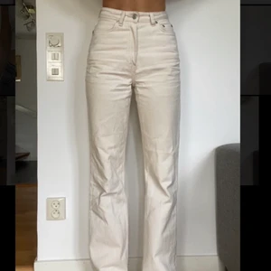 Raka beiga jeans - Säljer mina raka beiga jeans från weekday. Inte alls använda mycket så fortfarande i gott skick. Passar allt från 32-36. Beroende på hur man vill att de ska sitta. Frakt tillkommer! 
