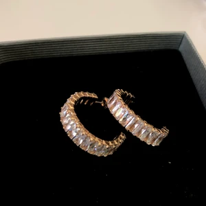 Örhängen  - Guldiga örhängen med diamanter, endast testad, jag rengör dom innan jag skickar✨ 12kr frakt 