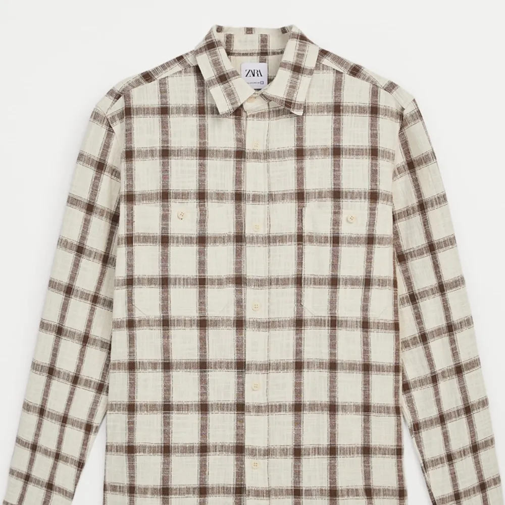 Oanvänd overshirt från zara, säljer pga för stor. Nypris: 400.. Skjortor.