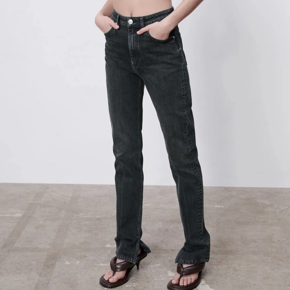 FINNS KVAR!!!!! Jeans från Zara, använda en gång 🤍 Dessa är uppsydda så de passar en på 160 lång 🙌 Köparen står för frakten ❤️‍🔥 Slits på sidan!! . Jeans & Byxor.