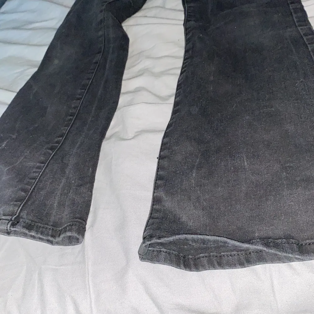 Ett par fina svarta vida byxor. Jeans & Byxor.