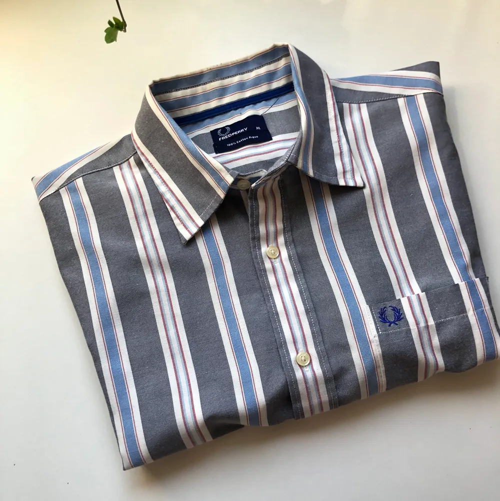 Randig Skjorta i 100% bomull från Fred Perry. Den är i mycket gott skick och har inte använts sedan köpet! Det passar i storlek XL! 🧙‍♀️🌈. Skjortor.