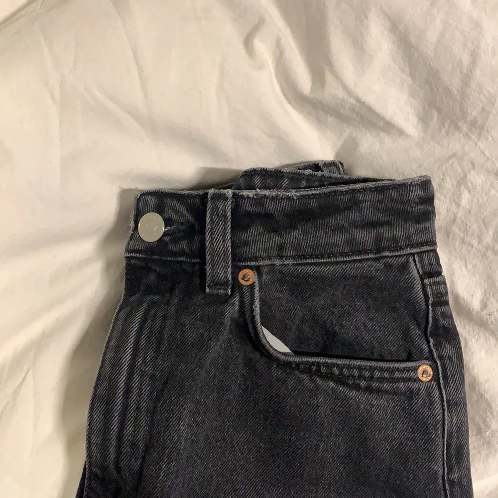 Ett par washed gråa, ankel jeans från weekday i stl. 24/26. Använda ca 10 ggr. Passar normalt på någon som vanligtvis har storlek 24. Jeans & Byxor.