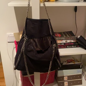 Väska  - Stella inspirerad väska som är helt oanvänd! Orginalpris: 999kr Säljer för 499kr (Säljer direkt vid bud på eller över550kr)