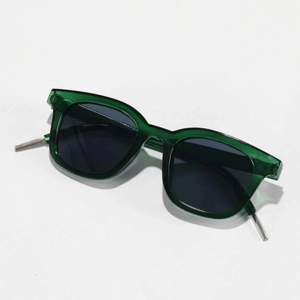 Fina och trendiga solglasögon fråm shein i en underbar grön färg, liknar chimis solglasögon. Är i nyskick och aldrig använda då de tyvärr inte passar min ansiktsform. Skriv privat för fler bilder💕