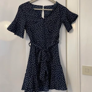 Helt ny klänning  - Klänning i strl xs, liten öppning i ryggen. Helt ny