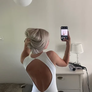 Body från Bikbok - Säljer denna as snygga bodyn från BikBok med öppen rygg. Endast använd vid ett tillfälle förra sommarn 💕 Strl S. Köparen står för frakt!! ✨