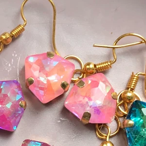 Coral pink earrings🍣 - Sparkling Rhinestones earrings💎 Summer holographic dangle earrings Handmade unused Stone Size: 1,3 cm  COLORS to choose from Blue with green and yellow reflection🦋🦚 Coral with purple, yellow and orange reflection🍊🎀 Purple pink with blue reflection🧞‍♀️🦄 Dark pink with blue, yellow and green reflection🐙🌺 Nude with blue, green and yellow reflection🧅🍧
