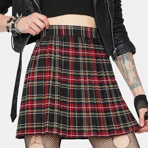 Rutig kjol - Helt oanvänd rutig kjol som jag säljer då den inte passar mig. Kjolen har små inbyggda shorts på insidan. Frakt 66kr.