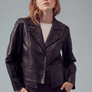 Ganni patch leather jacket - Otrolig jacka från Ganni. Övervägt mycket om jag ska sälja men har inte kommit till användning pga har så mycket jackor. Först i kvarn 🥳  Märke: Ganni  Modell: Patch leather jacket - slutsåld! Material: 100% läder Skick: Felfritt skick, endast använd en gång. (Nypris 6200kr) 